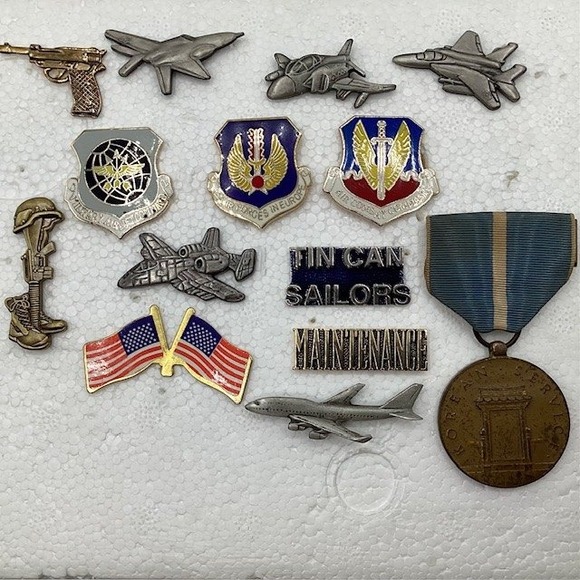 Other - US Military Themed Pins, Tie Tack, Korean‎ War Service Medal 14 Total